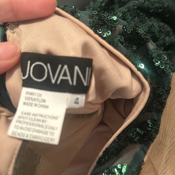 An elegant emerald dress made by designer  Jovani! - Picture 3 of 10